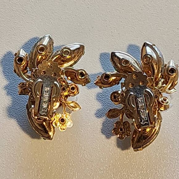 Vintage Beau Jewels Flower Earrings Clip-ons with White Flowers and Gold Leaves - Picture 4 of 8